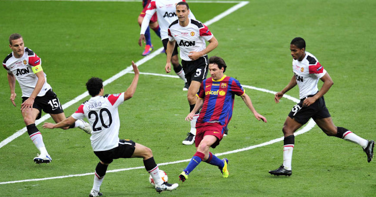 Lionel Messi intenta pasar a la defensa del Manchester United en la final de la Champions League, el 28 de mayo de 2011.