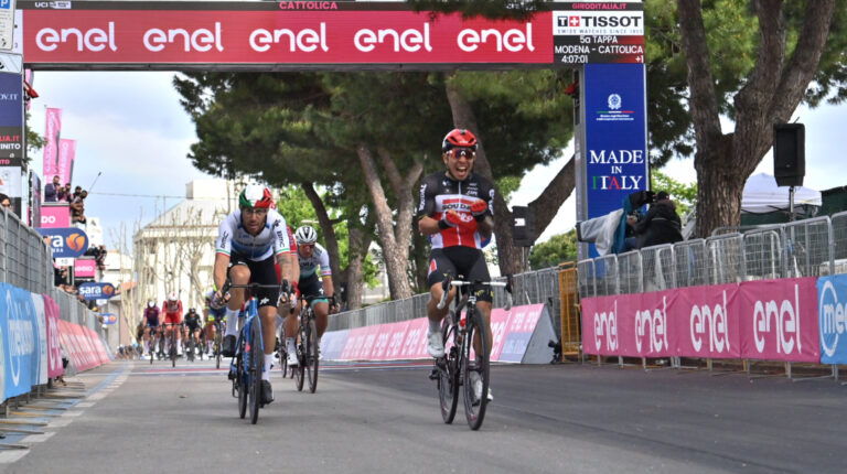 Caleb Ewan festeja su triunfo en la Etapa 5 del Giro de Italia, el miércoles 12 de mayo de 2021.
