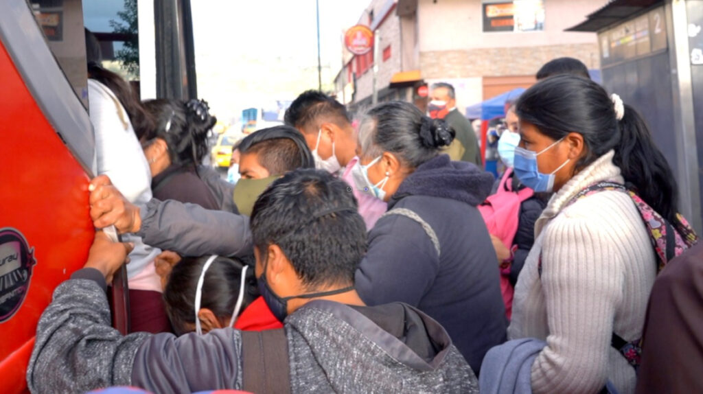 Paro mantiene a Quito sin buses de transporte público por segundo día