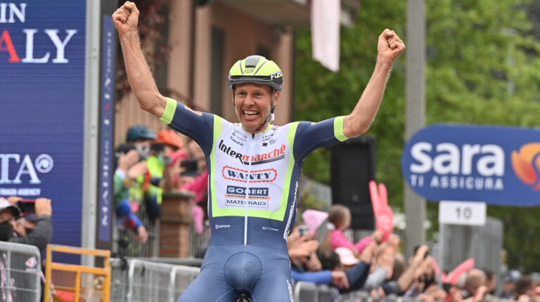 Taco van der Hoorn festeja su victoria en la Etapa 3 del Giro de Italia, el lunes 10 de mayo de 2021.