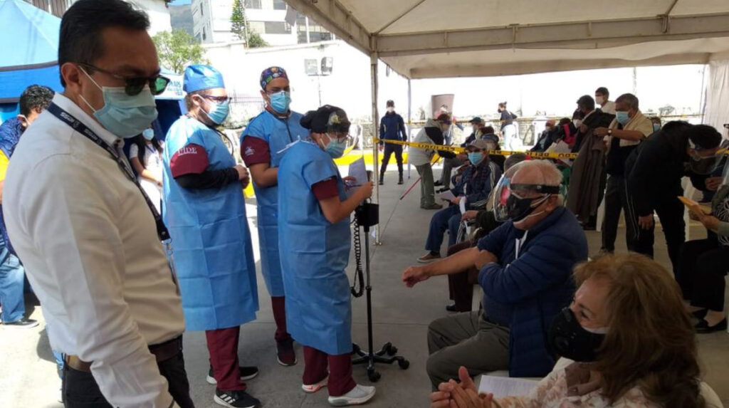 Ecuador: sube el ritmo de vacunación, pero la desorganización persiste