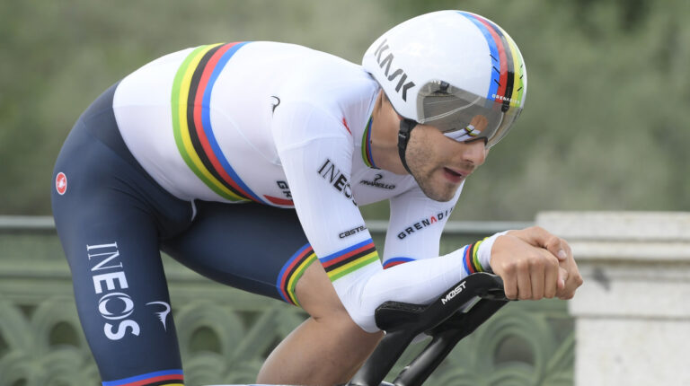 El italiano Filippo Ganna, del Ineos Grenadiers, durante la Etapa 1 del Giro de Italia 2021.