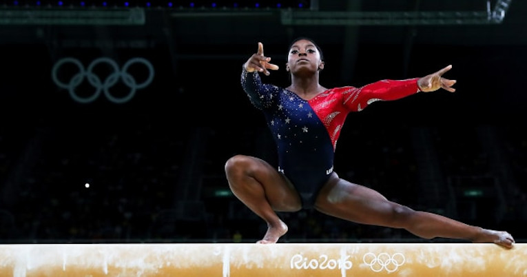 Simone Biles compite en la barra de equilibrio en los Juegos Olímpicos de Río 2016.