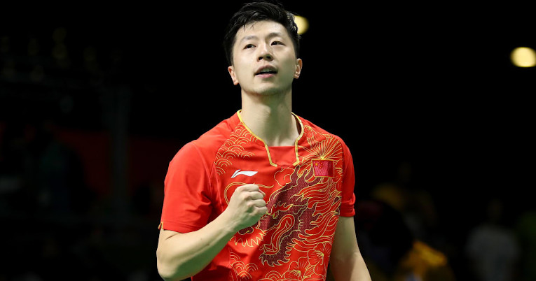 MA Long gana oro en tenis de mesa con una camiseta con un dragón, en los Juegos Olímpicos de Río 2016.