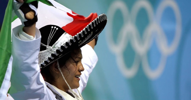 María Espinoza usó el sombrero tradicional mexicano al ganar oro en taekwondo, en Pekín 2008.