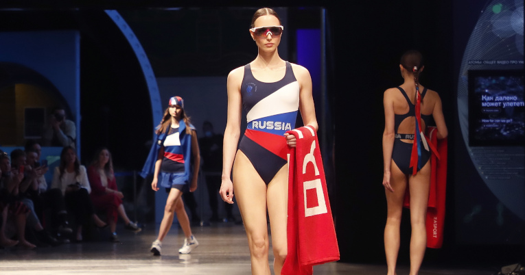Modelos visten atuendos olímpicos oficiales durante la presentación de la selección rusa.