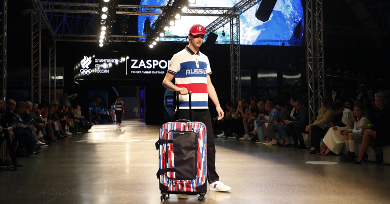 Un modelo con la maleta y la ropa deportiva que usarán los deportistas rusos en Tokio 2021.