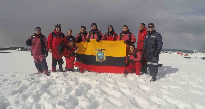 Grupo de científicos en la estación antártica.