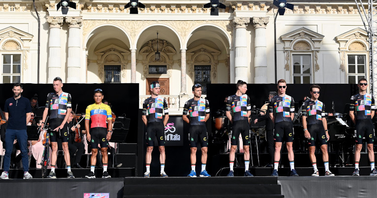 Los corredores del EF Education - Nippo, durante la presentación del Giro, el jueves 6 de mayo de 2021, en Turín.