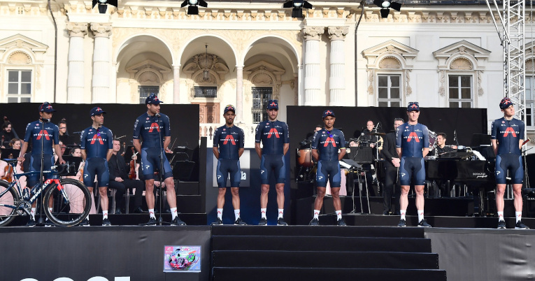 Los ciclistas del Ineos, durante la ceremonia de apertura de la carrera, en Turín, el 6 de mayo de 2021.