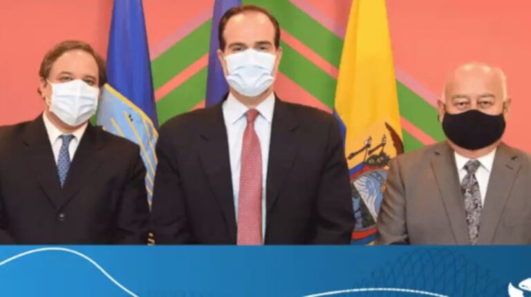 De izquierda a derecha: Simón Cueva, el presidente del BID Mauricio Claver-Carone y el ministro de Finanzas, Mauricio Pozo, durante una reunión en Washington, el 4 de mayo de 2021.