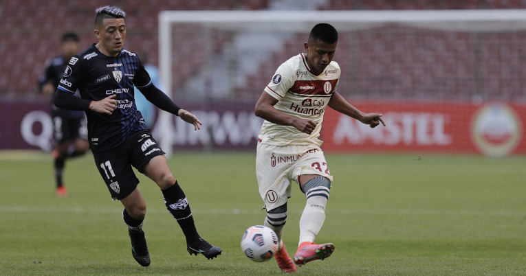 Jacob Murillo intenta robar una pelota ante un futbolista de Universitario, el miércoles 5 de mayo de 2021.