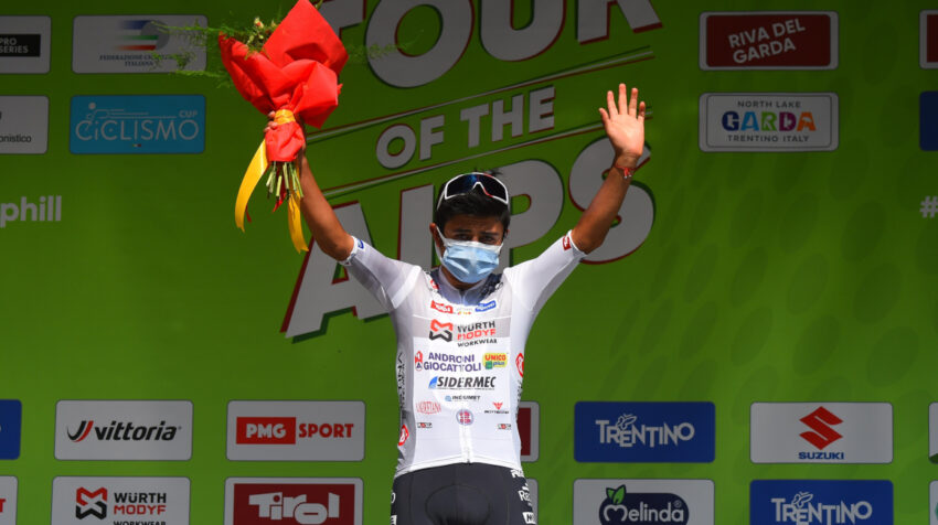 Alexander Cepeda festeja su 'maglia bianca' en el Tour de los Alpes, el 23 de abril de 2021.