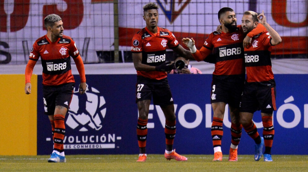 Los jugadores de Flamengo celebran uno de los goles de Gabriel Barbosa 'Gabigol', ante Liga de Quito, el martes 4 de mayo de 2021, por la Copa Libertadores.