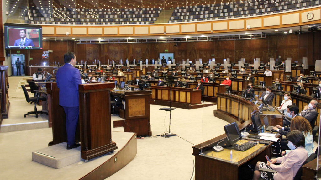 La Asamblea cierra sus cuatro años con menos gasto, pero más personal