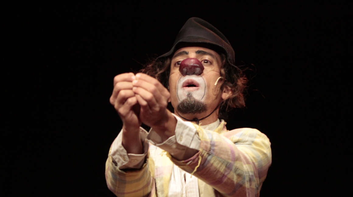 Integrante del grupo Clowndestinos, de Cuenca, en un momento de la obra 'BARAVIBUS, el viaje de dos payasos', que forma parte del FestiClown 2021.