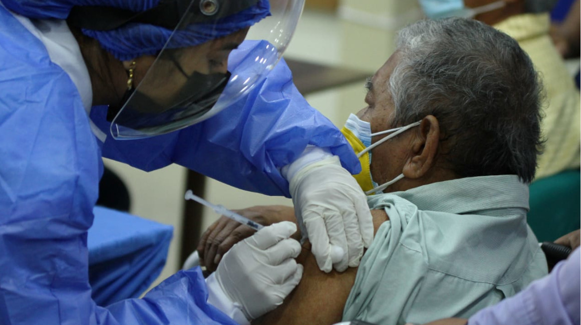 Aplicación de vacunas contra el covid-19 a personas mayores de 65 años, en Guayaquil, el 3 de mayo de 2021.