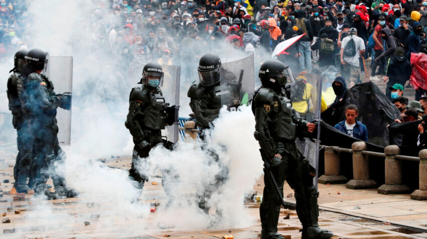 Manifestantes se enfrentan a la Policía durante una protesta en la Plaza de Bolívar de Bogotá, el 3 de mayo de 2021.