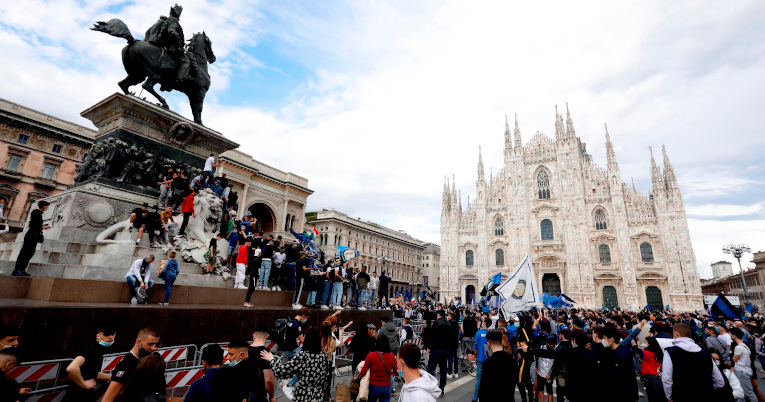Las aglomeraciones de los aficionados continúan luego de conocer que el Inter es el nuevo campeón de la Serie A.