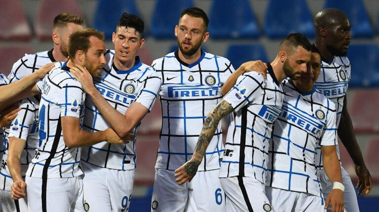 Los jugadores del Inter celebran la victoria ante el Crotone, en la Serie A italiana, el sábado 1 de mayo de 2021.