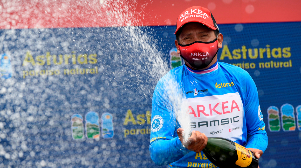 El ciclista colombiano del equipo Arkea, Nairo Quintana, celebra en el podio la victoria conseguida en la Vuelta Ciclista a Asturias, el domingo 2 de mayo de 2021.