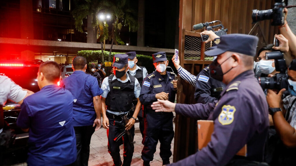 Estalla crisis política en El Salvador tras destitución de magistrados y fiscal