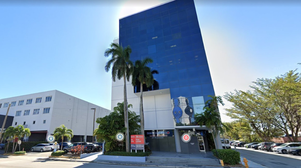 Imagen de la fachadel edificio donde supuestamente funcionaba Legalcont. Suit 705 del 5040 de NW 7th en Miami, Estados Unidos.