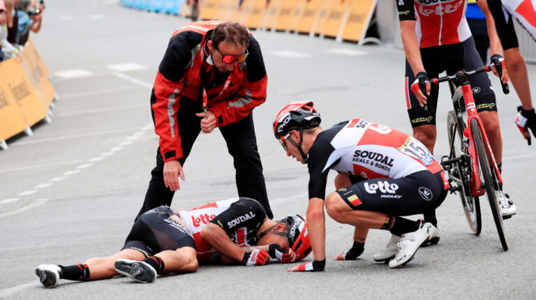 El ciclista Caleb Ewan en el piso después de una caída en el Tour de Francia, el 28 de junio de 2021.