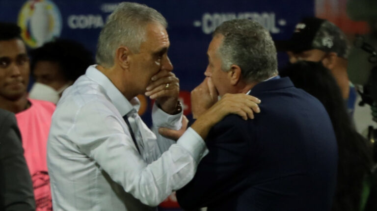 Tite y Gustavo Alfaro dialogan al final del partido entre Brasil y Ecuador (1-1), el domingo 27 de junio de 2021, por la Copa América.