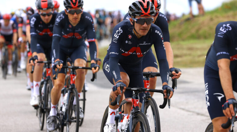 Richard Carapaz no sufrió caídas en la accidentada primera etapa del Tour de Francia, el sábado 26 de junio de 2021.