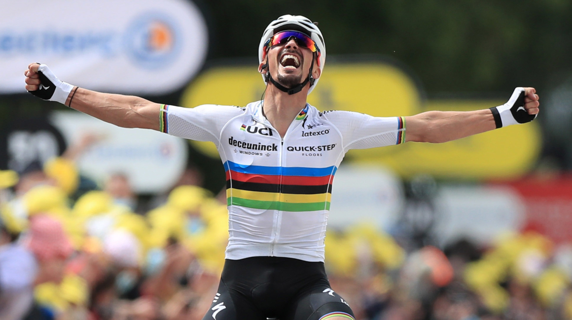 El francés Julian Alaphilippe festeja la victoria en la Etapa 1 del Tour de Francia, el sábado 26 de junio de 2021.