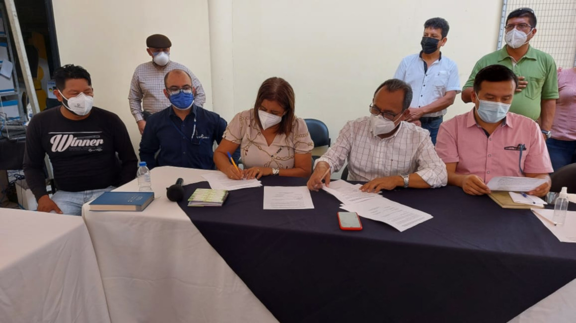Autoridades de Petroecuador y de la comunidad Eden Yuturi llegaron a un acuerdo para terminar con paralización en bloque petrolero, en Orellana, el 25 de junio de 2021.