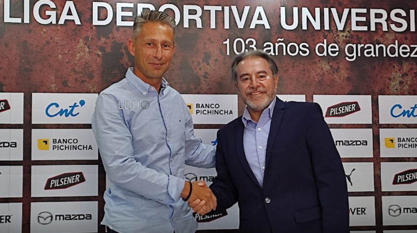 Miguel Herrera (i), analista de rendimiento de Liga, junto al directivo Isaac Álvarez (d), en una rueda de prensa en Quito, el 24 de junio de 2021.