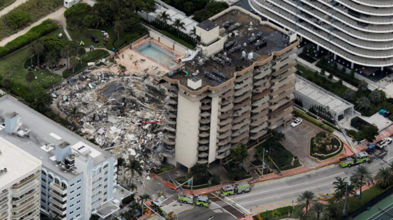 Vista aérea del edificio que colapsó en la localidad de Surfside, en Miami, el 24 de junio de 2021.