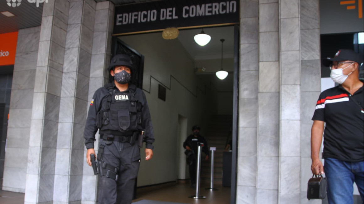 Agentes de la Policía allanaron la oficina de Decevale, en Guayaquil, el 22 de junio de 2021.
