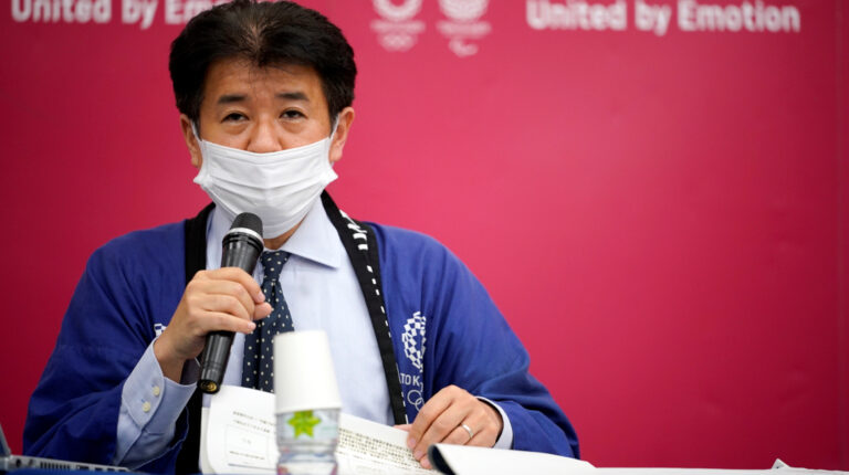 El oficial de los Juegos Olímpicos, Hidemasa Nakamura, habla durante una conferencia de prensa después de una mesa redonda sobre las contramedidas del Covid-19 en Tokio, Japón, el 11 de junio de 2021.