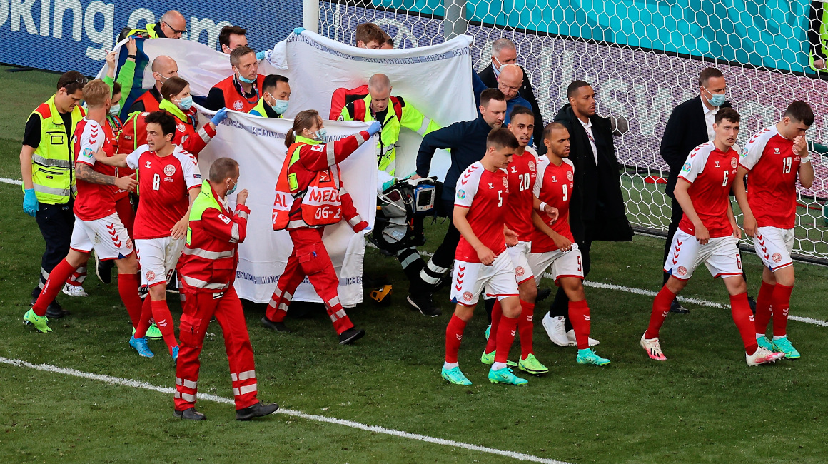 Simon Kjaer lideró a sus compañeros, mientras el equipo médico sacaba a Christian Eriksen en camilla, durante el partido de la Eurocopa, el 12 de junio de 2021.