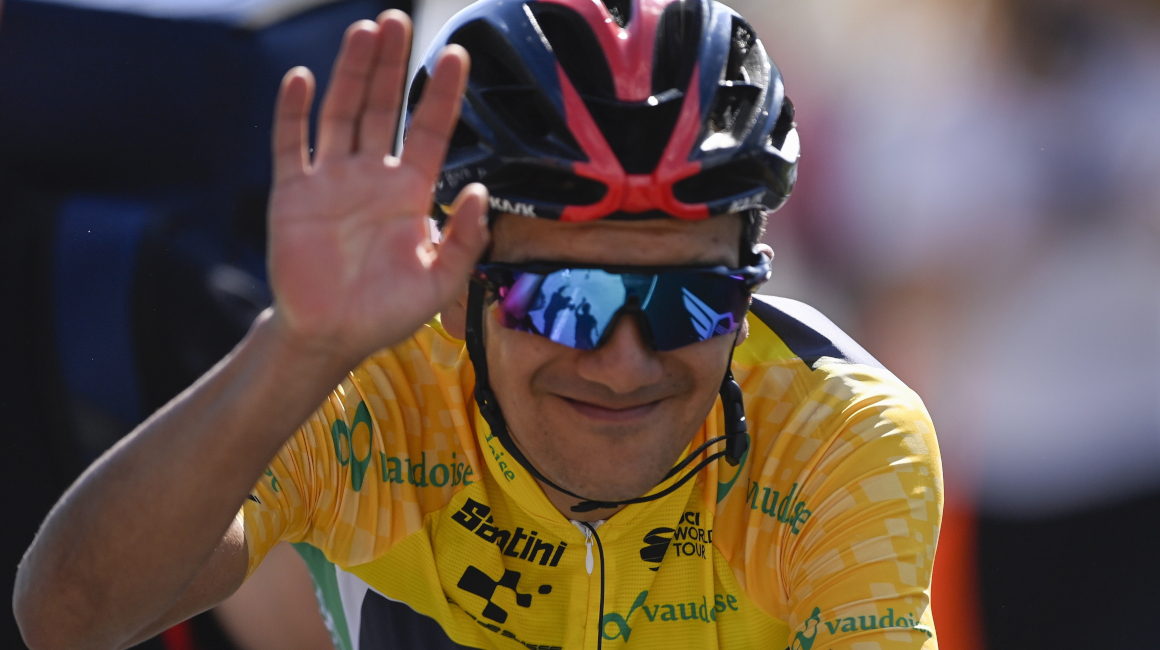 Richard Carapaz saluda a los aficionados después de ganar el Tour de Suiza, el domingo 13 de junio de 2021.