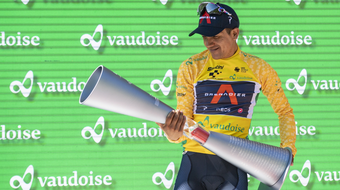 Richard Carapaz con el trofeo de campeón del Tour de Suiza, el domingo 13 de junio de 2021.