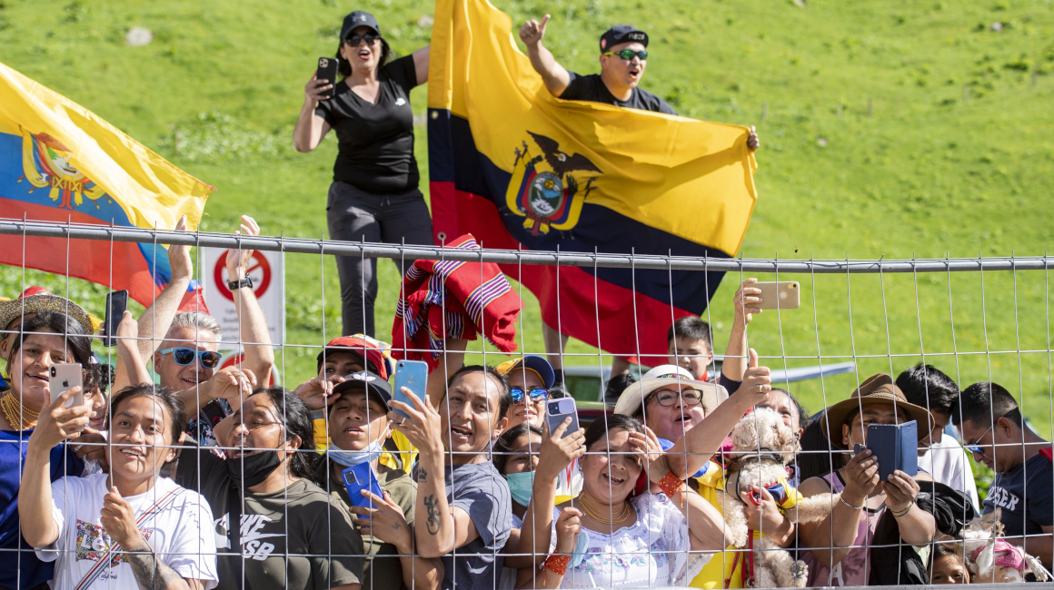 Aficionados ecuatorianos en la premiación de Richard Carapaz, como campeón del Tour de Suiza. 