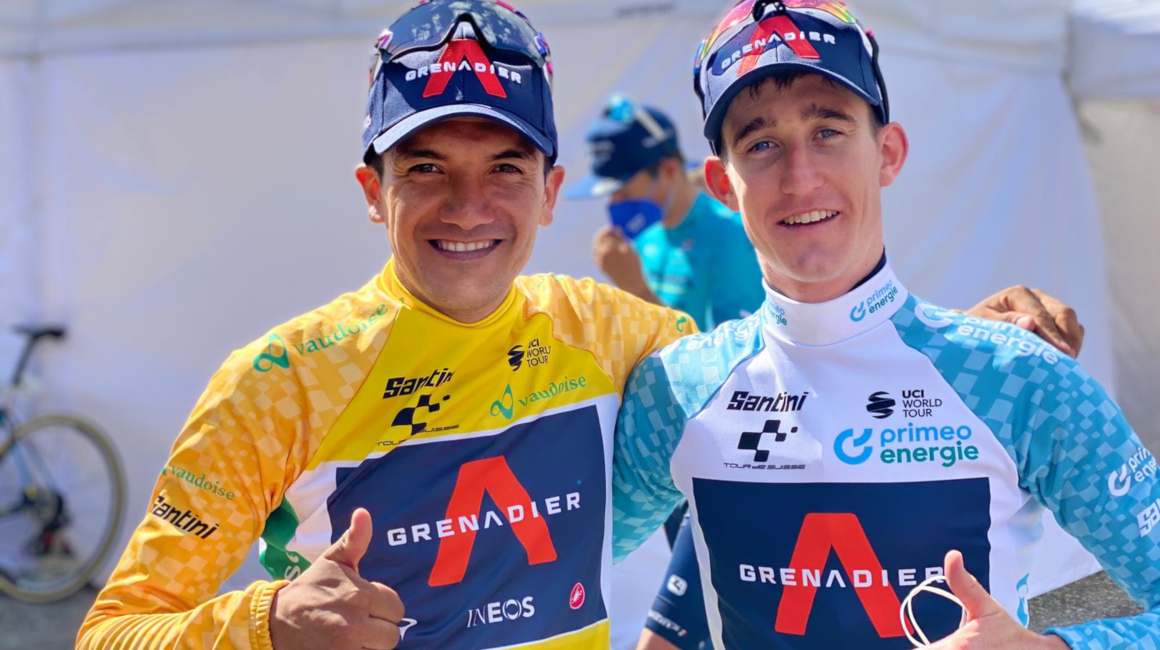 Richard Carapaz junto a Eddie Dunbar, el mejor gregario del carchense en el Tour de Suiza. 