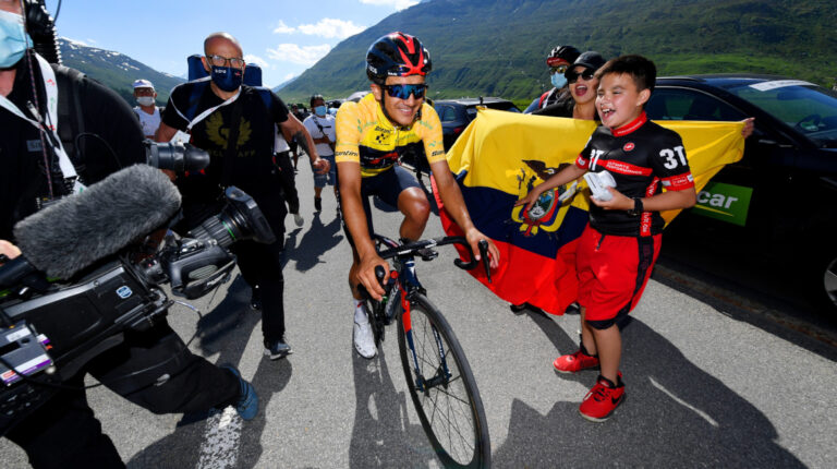 El carchense Richard Carapaz después de cruzar la meta en la última etapa del Tour de Suiza, en el que se llevó la victoria como campeón de la clasificación general, el domingo 13 de junio de 2021.