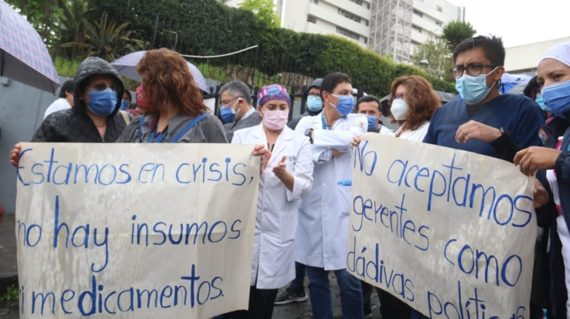Personal sanitario del Hospital Eugenio de Quito protesta por la falta de medicamentos e insumos, el 8 de junio de 2021.
