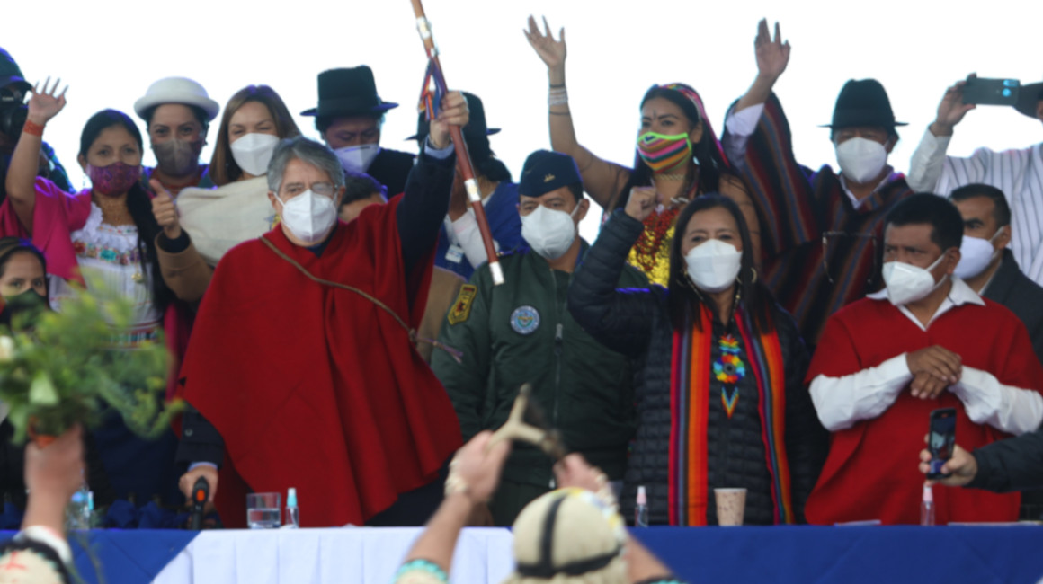 El presidente Guillermo Lasso y Guadalupe Llori en una ceremonia indígena en Tamboloma, Tungurahua, el 26 de mayo del 2021.