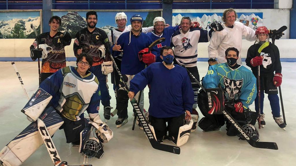 El grupo de jugadores y amigos que se concentran en el Palacio del Hielo, en Quito, para jugar una vez por semana hockey sobre hielo.