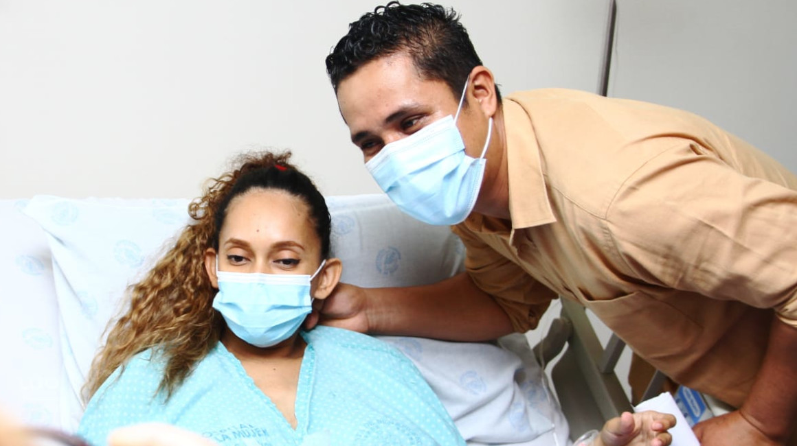 Mercy Salazar y su pareja  Víctor Eduardo Campoverde agradecieron el apoyo de los médicos en el parto. 