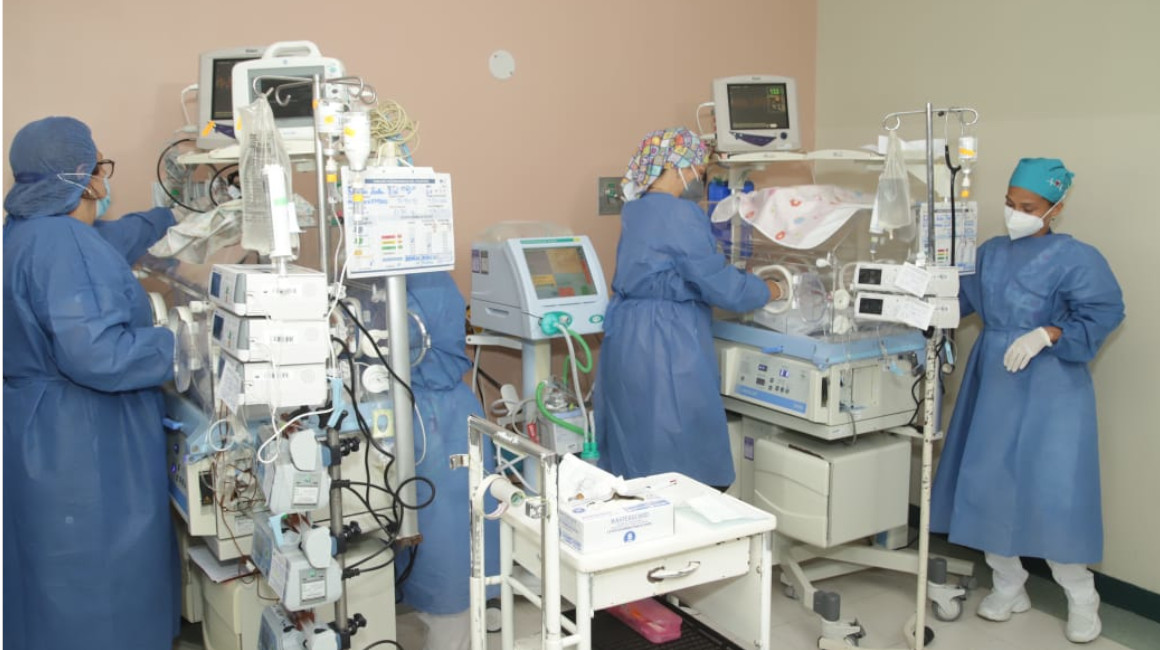 El equipo de enfermeras se turna para cuidar a los recién nacidos, 