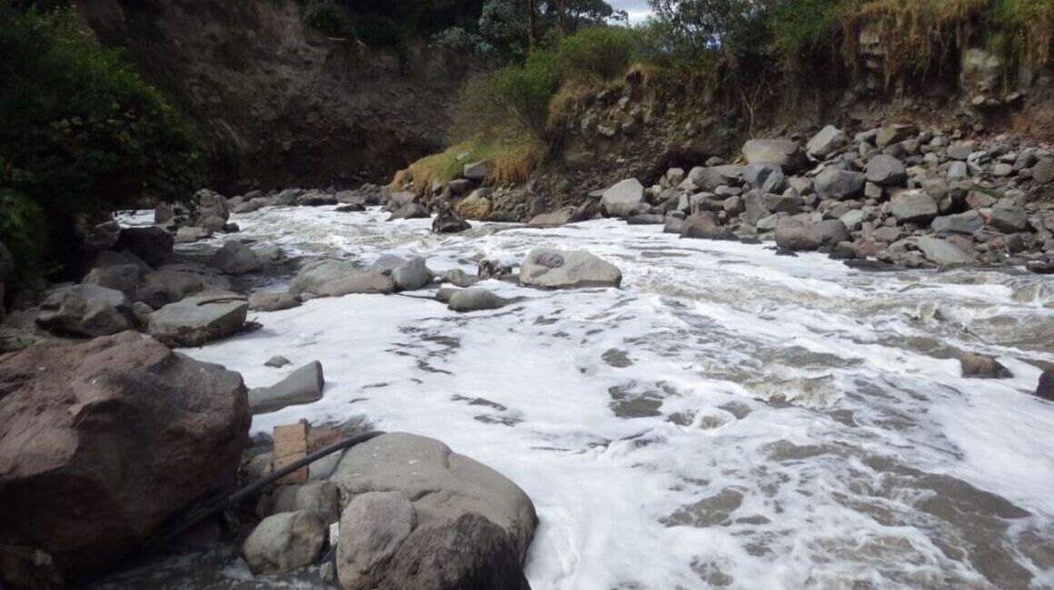 Vista de un río de la sierra ecuatoriana.