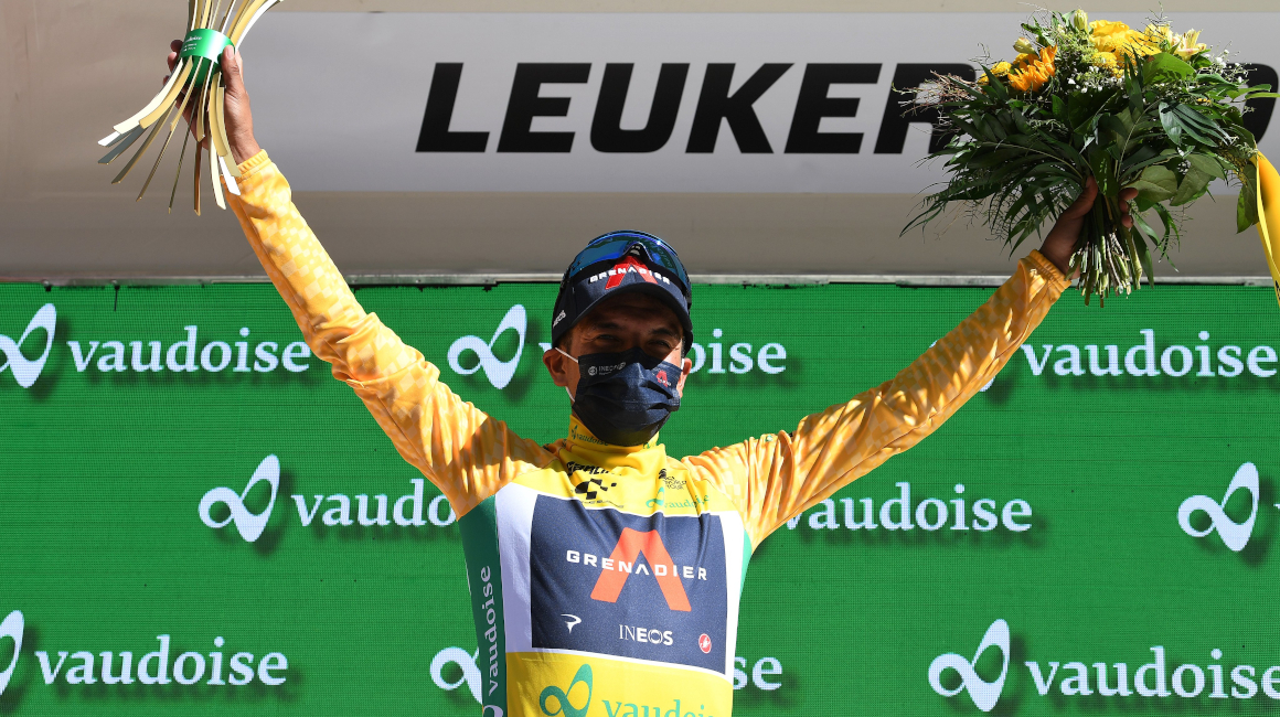 Richard Carapaz celebra en el podio del Tour de Suiza, con el maillot amarillo de líder de la general, el 10 de junio de 2021.