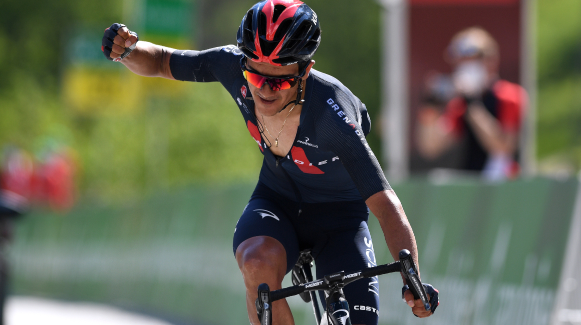 El carchense Richard Carapaz festeja su victoria en la Etapa 5 del Tour de Suiza, el jueves 10 de junio de 2021.